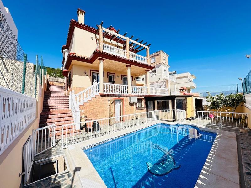 Foto 413c96ac-f469-4c01-b5c4-aeceeb40e818. Chalet villa de lujo ubicada en la urbanización Viña Málaga . en Torre del Mar
