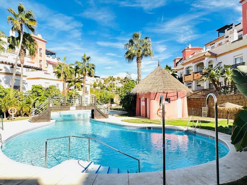 Foto c6802469-d03b-4009-a0aa-73d41c060e37. Àtic amb piscina a Caleta de Velez