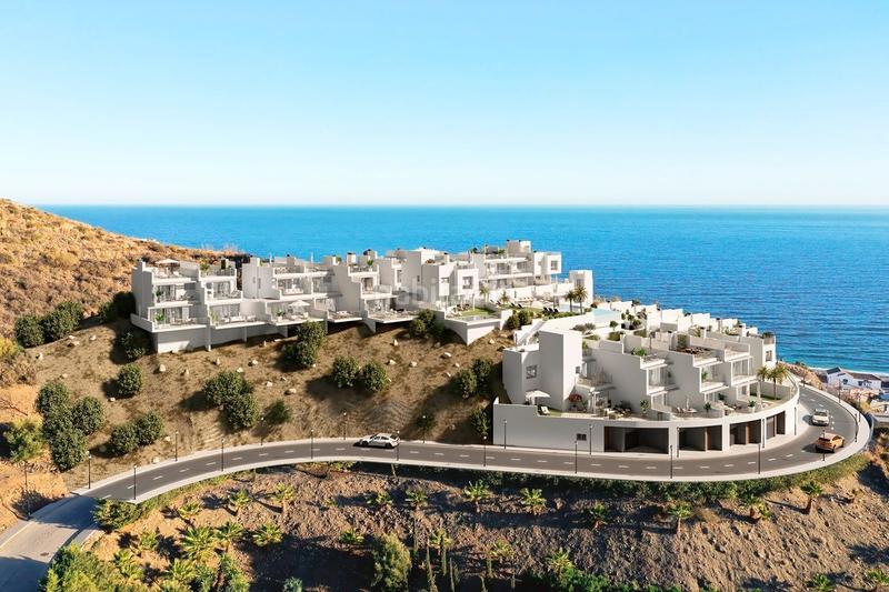 Foto f30250d5-07a0-43cb-8a66-5f8fdb2b551f. Casa adosada chalets de lujo de estilo moderno costa. en Torrox