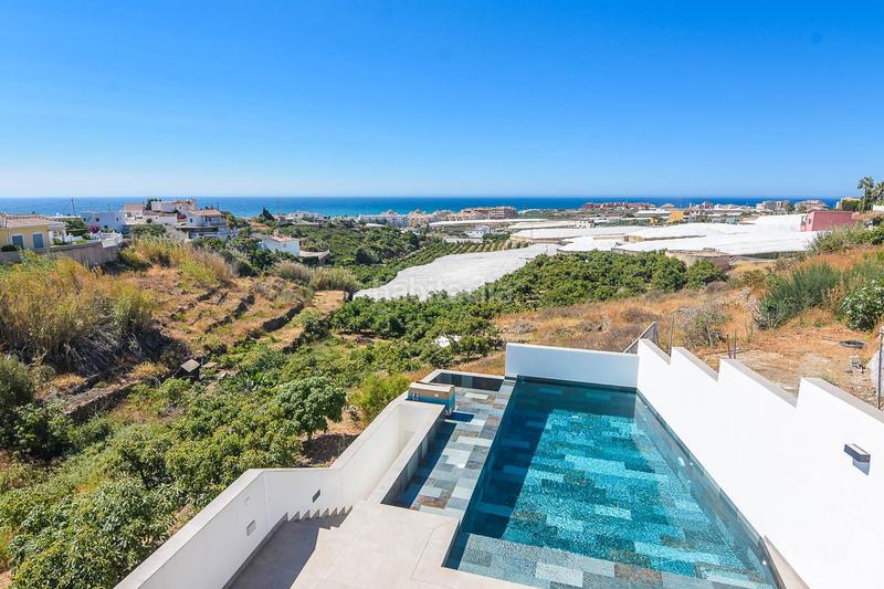 Foto 42bd07ea-e35f-407c-a32f-3ef18aae5479. Chalet villa de lujo de estilo moderno costa. en Torrox