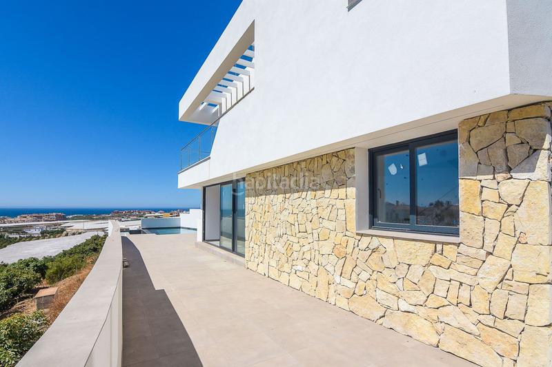 Foto a1ecd13d-8fb6-40b7-93db-8bb07ad22535. Chalet villa de lujo de estilo moderno costa. en Torrox