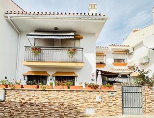 Casa adossada a Urbanización Santa Rosa. Chalet adosado  en torrox costa  y a 250 metros de la playa.