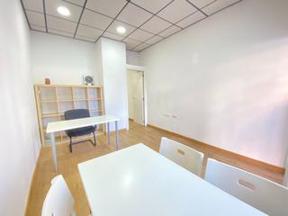 Appartement à Poniente-Faro. Apartamento en local comercial en el centro de torre del mar a 2