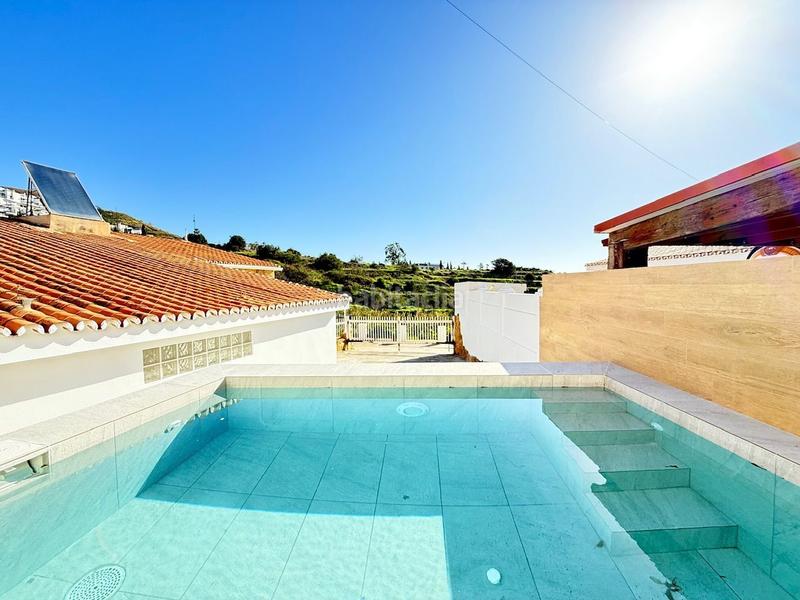 Foto 5e172a5e-a28f-4bdd-aa11-c234183e2491. Casa chalet con piscina privada con vistas al mar a 6 kilómetros en torrox costa el peñoncillo. en Nerja