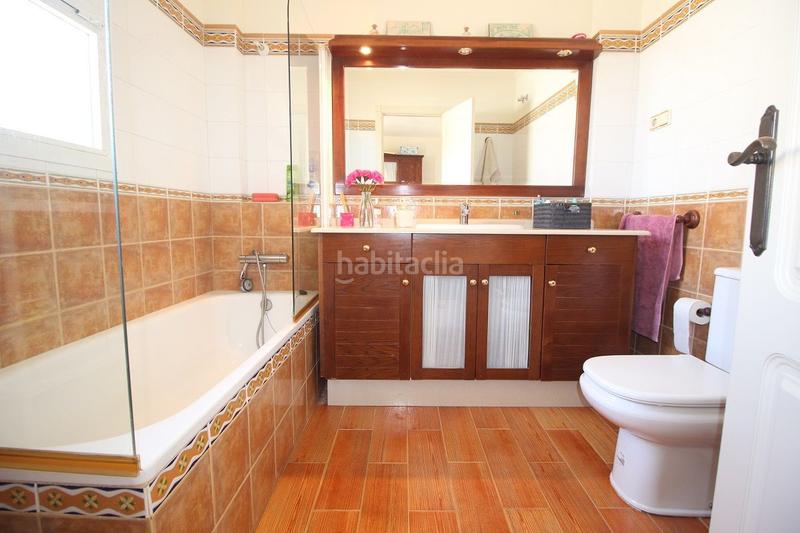 Foto 0383c453-5f1c-4e32-a5e2-029c1ff2d692. Casa adosada espectacular chalet de lujo situado en primera línea de playa málaga con salida directa al paseo marítimo. en Torre del Mar