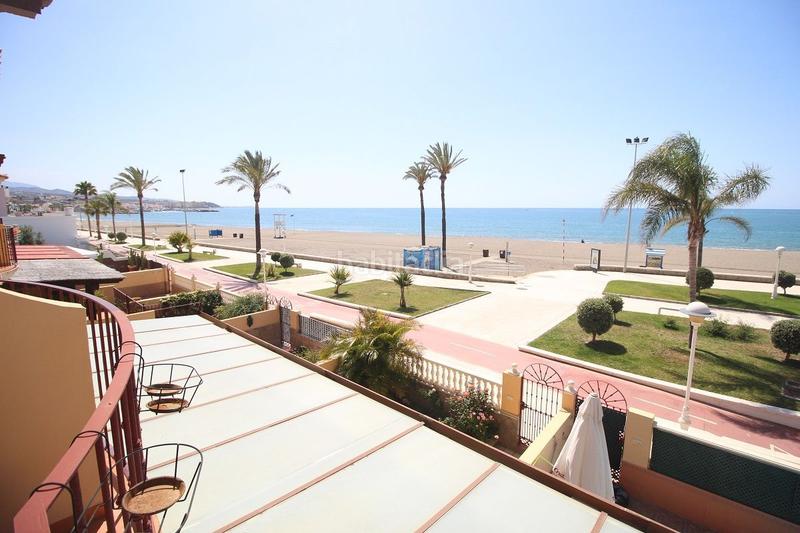 Foto 72651e48-4c12-401f-adf7-902a75a399cc. Casa adosada espectacular chalet de lujo situado en primera línea de playa málaga con salida directa al paseo marítimo. en Torre del Mar