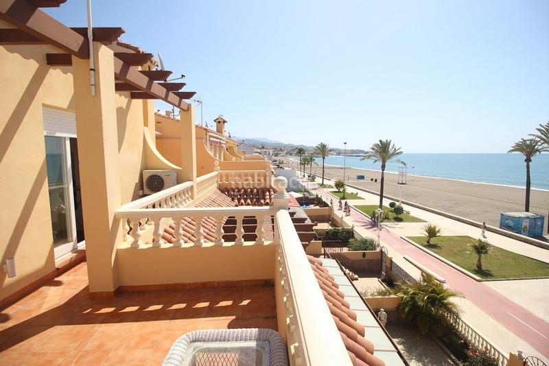 Foto 90ccf4cd-3850-4947-ac0b-0295bb0233f5. Casa adosada espectacular chalet de lujo situado en primera línea de playa málaga con salida directa al paseo marítimo. en Torre del Mar