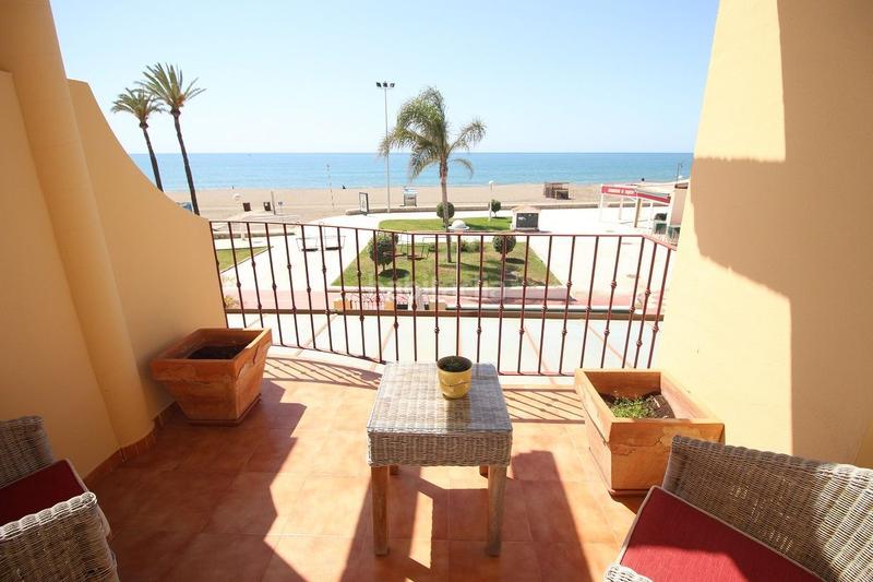 Foto aee13afc-3969-4516-9b82-73372e14de92. Casa adosada espectacular chalet de lujo situado en primera línea de playa málaga con salida directa al paseo marítimo. en Torre del Mar
