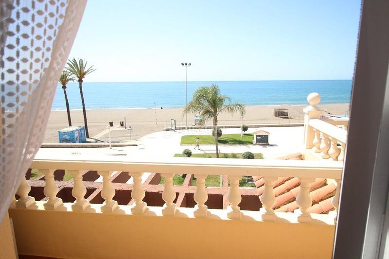 Foto b46b5e2d-a129-4f0d-94ea-387dab5c57b6. Casa adosada espectacular chalet de lujo situado en primera línea de playa málaga con salida directa al paseo marítimo. en Torre del Mar