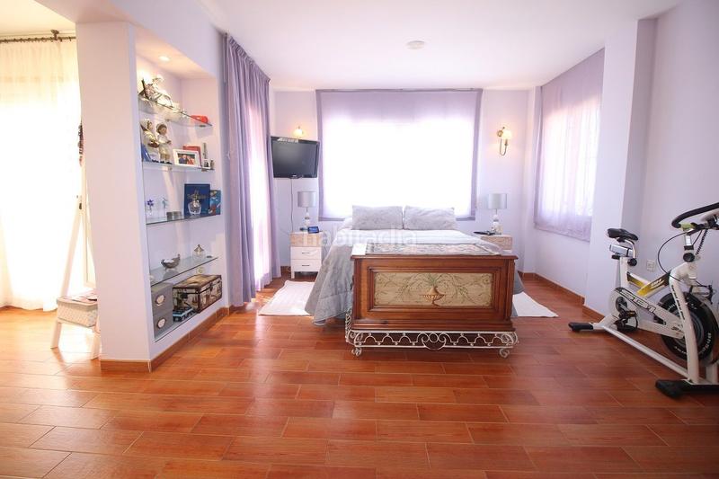 Foto c12f8283-0a97-4cf1-bd64-5e17a7e23be6. Casa adosada espectacular chalet de lujo situado en primera línea de playa málaga con salida directa al paseo marítimo. en Torre del Mar