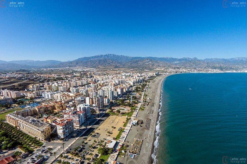 Foto cfe6a229-36fb-4eff-8616-7d2ca6c427cb. Casa adosada espectacular chalet de lujo situado en primera línea de playa málaga con salida directa al paseo marítimo. en Torre del Mar