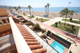 Casa adossada a Paseo Marítimo de Levante. Espectacular chalet de lujo situado en primera línea de playa en