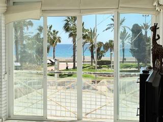 Appartement à Paseo Marítimo de Levante. Piso en primera línea de playa y frontal al mar en torre del mar