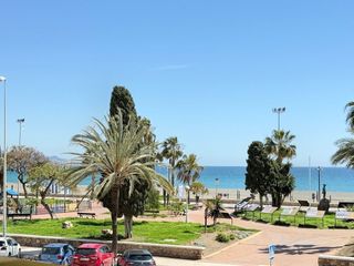 Pis a Paseo Marítimo de Levante. Piso en primera línea de playa y frontal al mar en torre del mar