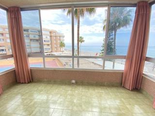 Etagenwohnung in Centro Internacional. Piso en primera línea de playa en la urbanización costa del oro