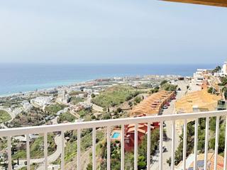 Casa adossada a El Peñoncillo. Chalet pareado en torrox costa con vistas panorámicas al mar en