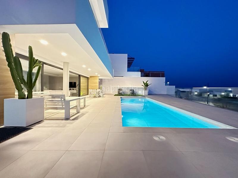 Foto 0db101b7-881f-4cc6-b6f1-a1e55ec5a341. Chalet villa de lujo con diseño de estilo moderno a 6 kilómetros en Nerja