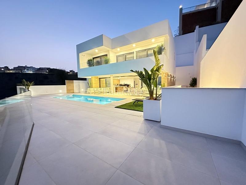 Foto 1fecad7c-3d14-485f-9cdf-e8e595831c83. Chalet villa de lujo con diseño de estilo moderno a 6 kilómetros en Nerja