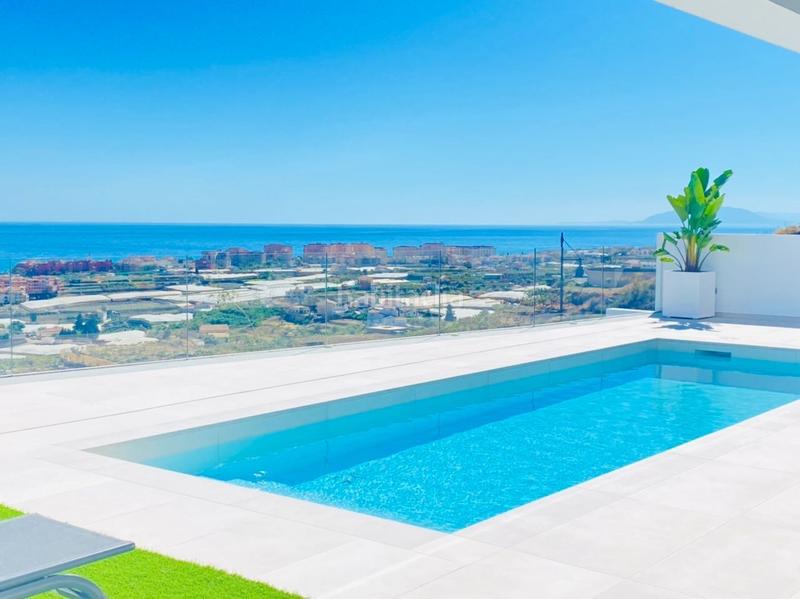 Foto 54e61b7f-4e46-4a24-9b5e-c6317efd04d7. Chalet villa de lujo con diseño de estilo moderno a 6 kilómetros en Nerja