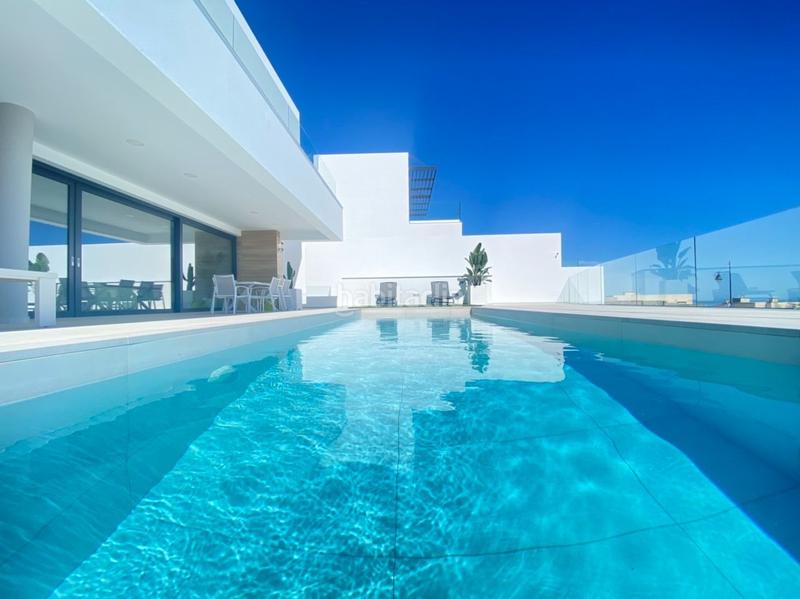 Foto ad8253be-f841-416f-a3a2-52fed9eb2ad8. Chalet villa de lujo con diseño de estilo moderno a 6 kilómetros en Nerja