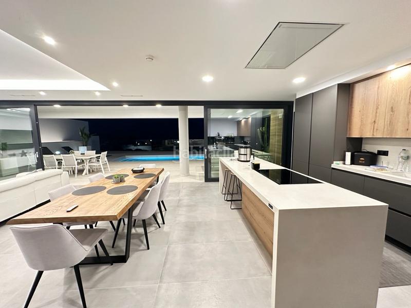 Foto df0ee44a-5c5a-4793-a5a8-0ebdc7f26fd4. Chalet villa de lujo con diseño de estilo moderno a 6 kilómetros en Nerja