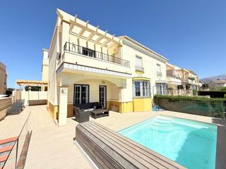 Casa a Caleta de Velez. Chalet pareado ubicado en caleta de vélez y a 400 metros de la p