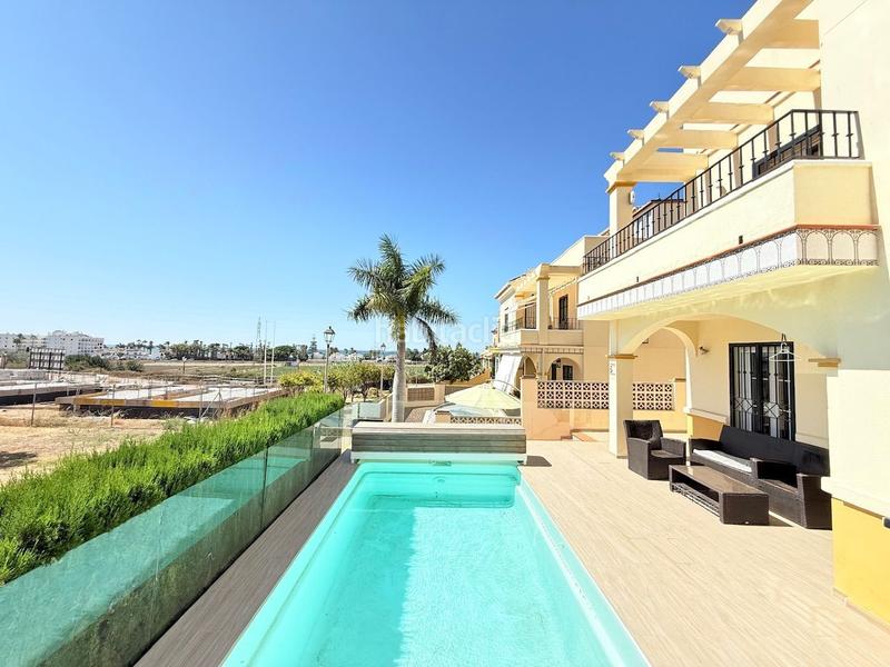 Foto 042190fa-f847-485f-8ed4-5eb6ddf063de. Casa chalet pareado ubicado en caleta de vélez y a 400 metros de la playa. en Caleta de Velez