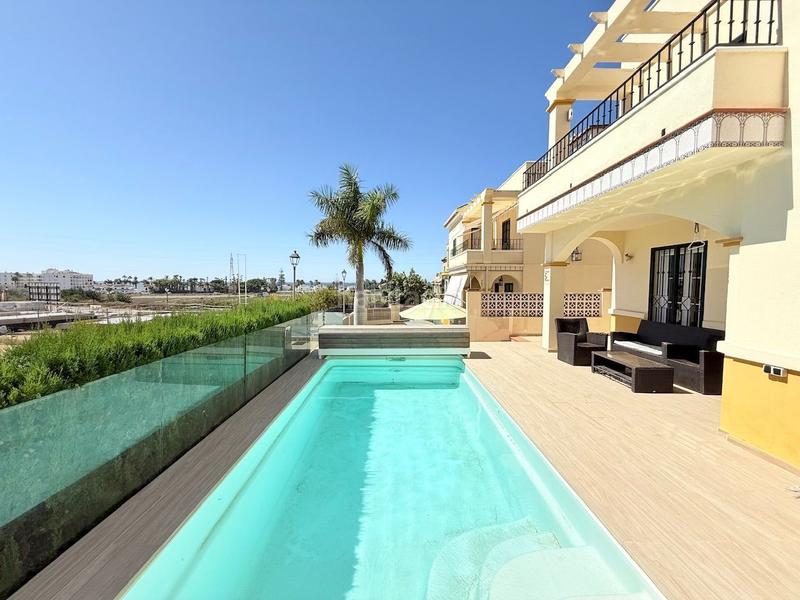 Foto 4bf83187-0bb5-4e8d-8336-8138c1c1ca94. Casa amb calefacció piscina a Caleta de Velez