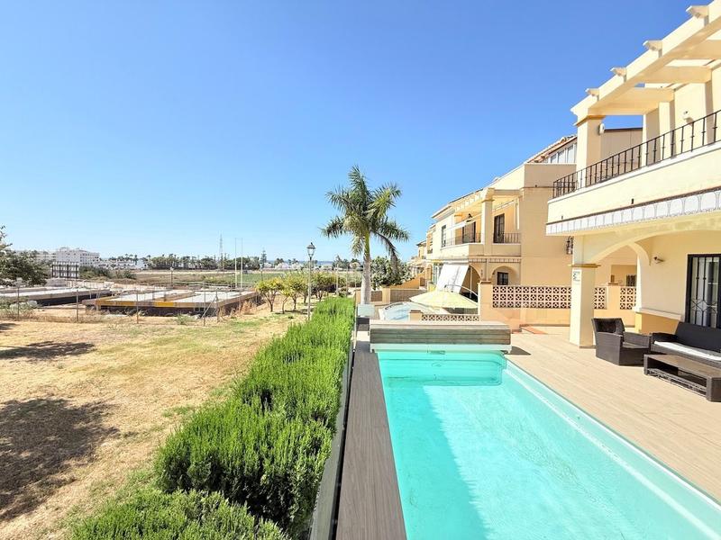 Foto ad5e3e37-e374-4e00-903d-e071cb3608f3. Casa amb calefacció piscina a Caleta de Velez
