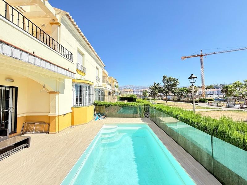 Foto f5a257b5-2d51-4224-a88b-fd9fe85ed2e6. Casa chalet pareado ubicado en caleta de vélez y a 400 metros de la playa. en Caleta de Velez