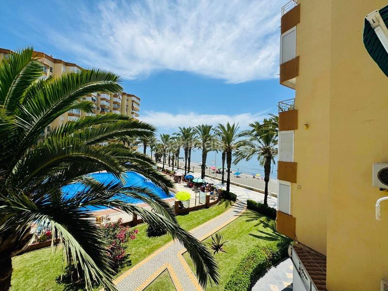 Foto f7ab28c6-4b32-4eed-bedf-b599355ca6a8. Piso  en primera línea de playa . en Algarrobo Costa