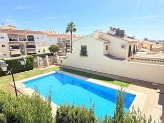 Casa adossada a Viña Málaga. Chalet pareado con piscina comunitaria en torre del mar.