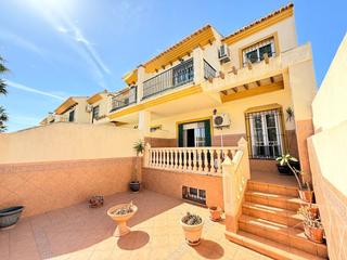 Casa adossada a Viña Málaga. Chalet pareado con piscina comunitaria en torre del mar.