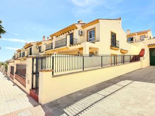 Reihenhaus in Viña Málaga. Chalet pareado con piscina comunitaria en torre del mar.