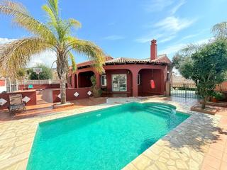 Casa in Torrox Park. Villa independiente en una planta con piscina privada en la urba