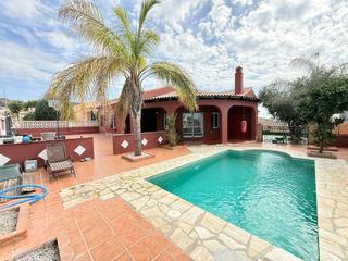 House in Torrox Park. Villa independiente en una planta con piscina privada en la urba