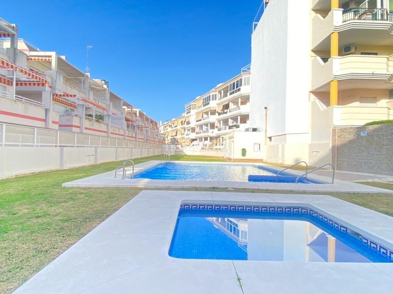 Foto 17525b9c-cc9d-4517-84e0-d05791e6f79d. Attique avec piscine dans Urbanización Santa Rosa Torrox