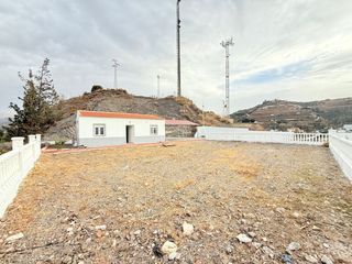 Haus in Viñuela. Chalet en la viñuela con aguacates y mangos en producción.