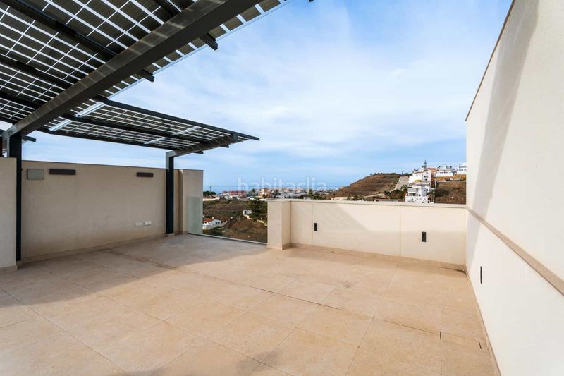 Foto 564cd687-f76b-4d1c-826c-39c866798d17. Casa adosada chalets de lujo de estilo moderno costa. en Torrox