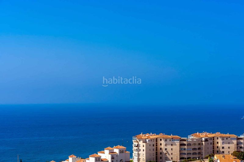 Foto a0aced2b-4f88-40b4-a651-e79bc9381d64. Casa adosada chalets de lujo de estilo moderno costa. en Torrox
