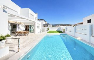 Xalet a El Tomillar. Villa de lujo con diseño de estilo moderno en torre del mar.