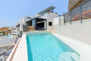 Casa a El Peñoncillo. Exclusivo chalet de lujo de estilo moderno en torrox costa.