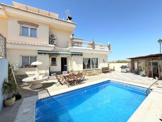 Maison à Urbanización Santa Rosa. Espectacular chalet pareado en torrox costa, a tan solo 3 minuto