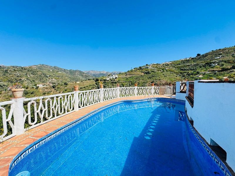 Foto 12f277d5-a90a-4a31-a4ec-2354c9dc482e. Casa amb piscina a Torrox pueblo Torrox