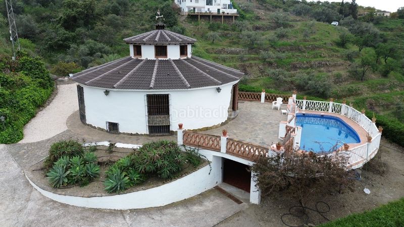 Foto 23f47488-1809-4be4-bfb5-7e56fb9acd19. Casa amb piscina a Torrox pueblo Torrox