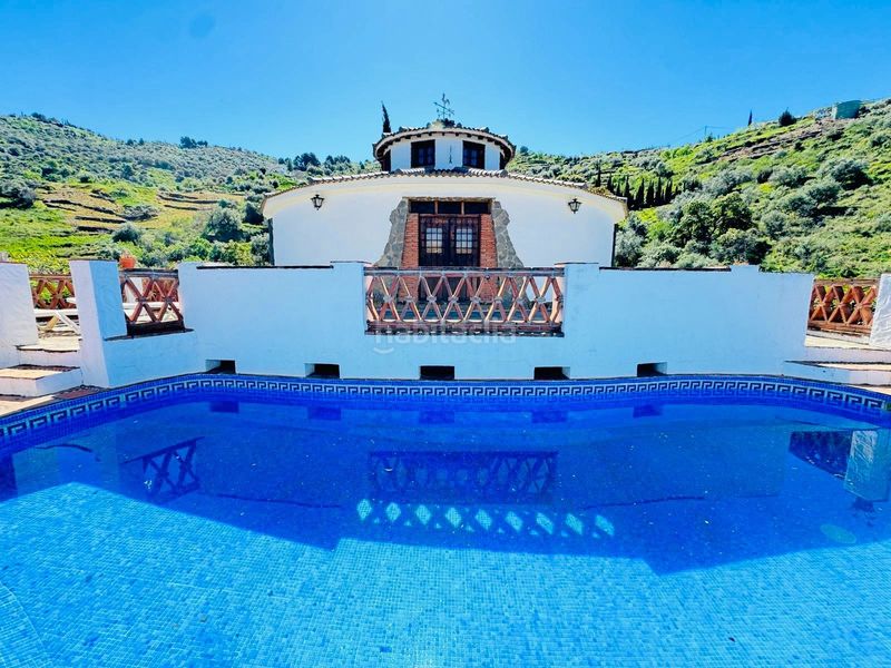 Foto 37c66e85-e9ce-4917-ab5b-9f3b1bc0e18c. Casa amb piscina a Torrox pueblo Torrox