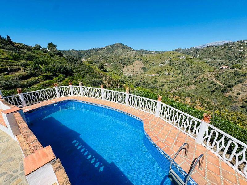 Foto 483d10aa-084a-4802-b6d3-47d7fbcd396b. Casa amb piscina a Torrox pueblo Torrox