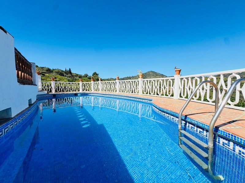 Foto 774493b9-5463-4890-8a95-a94020fe234c. Casa amb piscina a Torrox pueblo Torrox