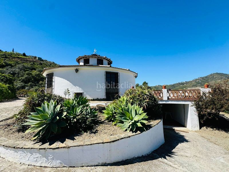 Foto 792cea2d-ccd4-4cf0-acc5-7f2a97e49d46. Casa amb piscina a Torrox pueblo Torrox