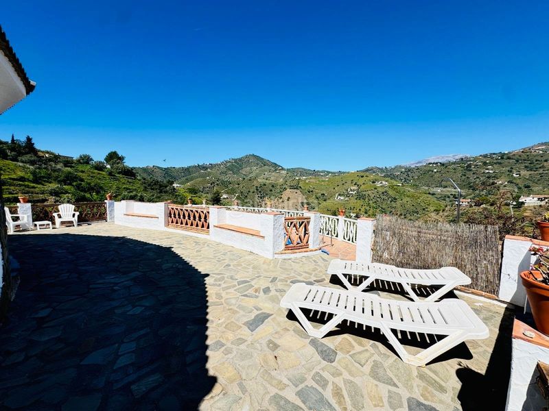 Foto 8a118dc0-e514-4a60-8848-562214d016fd. Casa amb piscina a Torrox pueblo Torrox